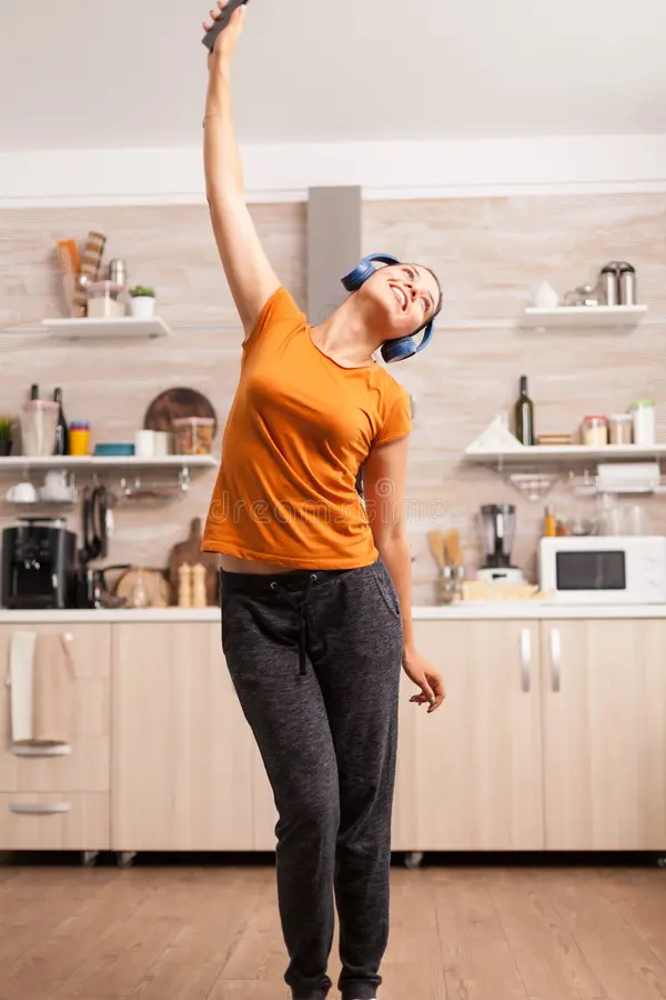 bailando-por-la-mañana-mujer-en-escuchando-música-los-auriculares-enérgico-positivo-feliz-divertido-y-lindo-ama-de-casa-solo-198486434